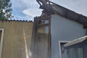 Einsatzbericht – LKW beschädigt Hausdach