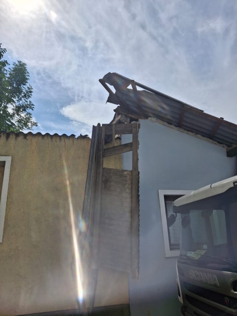 Mehr über den Artikel erfahren Einsatzbericht – LKW beschädigt Hausdach